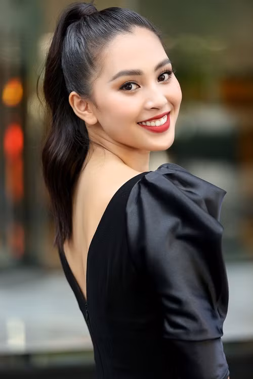 Từng tham gia các đấu trường sắc đẹp, Trần Tiểu Vy có đầy đủ bản lĩnh, kinh nghiệm để đồng hành cùng các thí sinh.