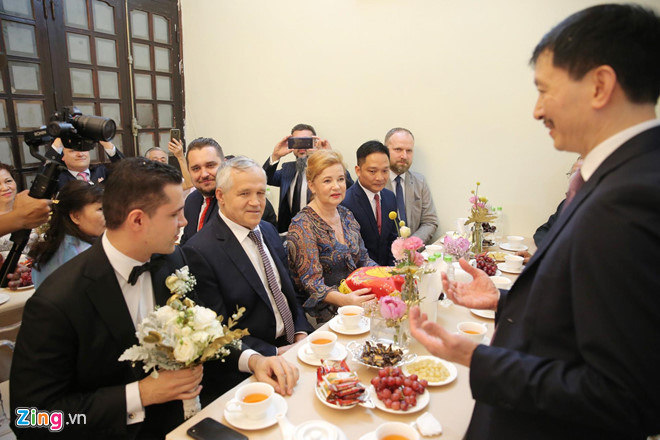 Khoảng 10h30, đoàn nhà trai có mặt tại nhà riêng của Phương Mai ở khu phố cổ Hà Nội. Chú rể Marcin Miller diện suit lịch lãm.