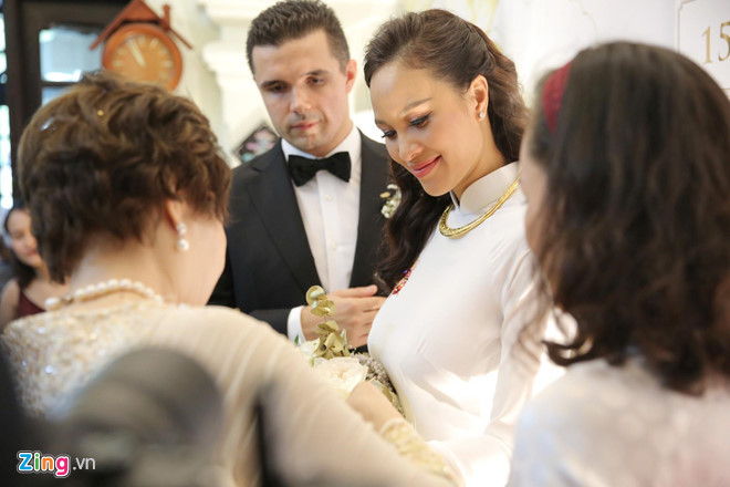 Xung quanh chuyện Phương Mai kết hôn, một số tin đồn cho rằng cô cưới chạy bầu, lấy chồng đại gia. Song, người đẹp sinh năm 1990 phủ nhận. Cô chia sẻ ông xã có sự nghiệp thành công nhưng sống bình dị, không hàng hiệu, xe sang.