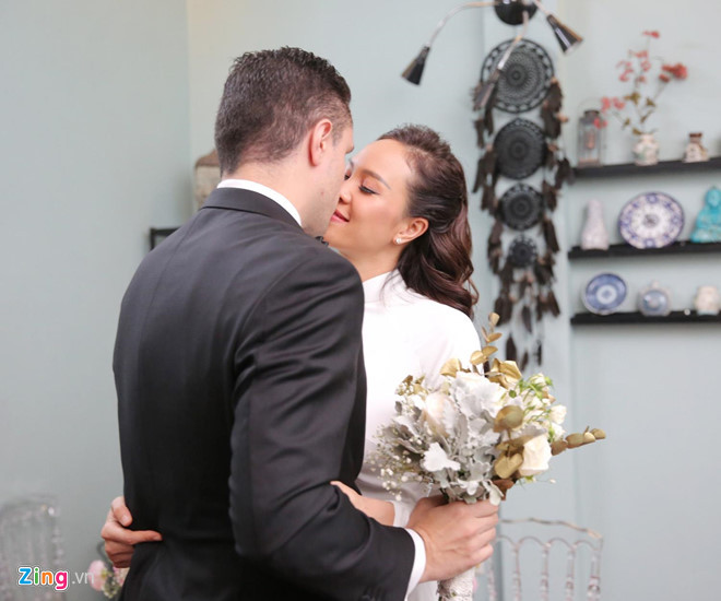 Chú rể dành cho cô dâu nụ hôn ngọt ngào. MC Phương Mai chia sẻ cô và bạn trai có chung nhiều sở thích như yêu mèo, đi du lịch. Marcin cũng là người thấu hiểu và luôn kiên nhẫn với cô.