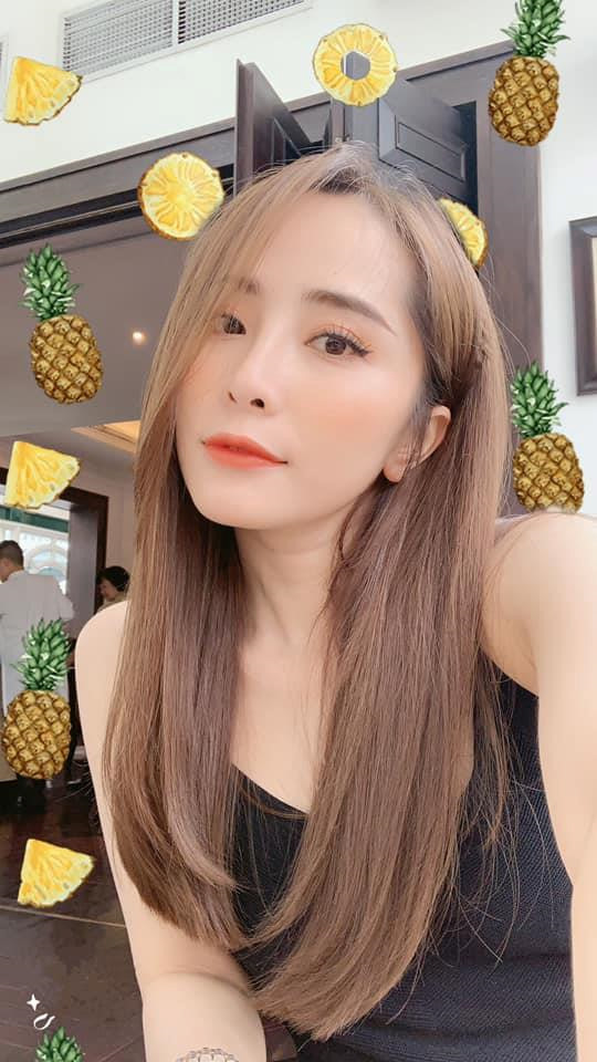 Quỳnh Nga sinh năm 1988, bắt đầu được khán giả biết đến sau khi trở thành quán quân cuộc thi Miss Audition 2007. Đặc biệt, nhờ thành công của Lập trình cho trái tim, cô trở nên nổi tiếng.