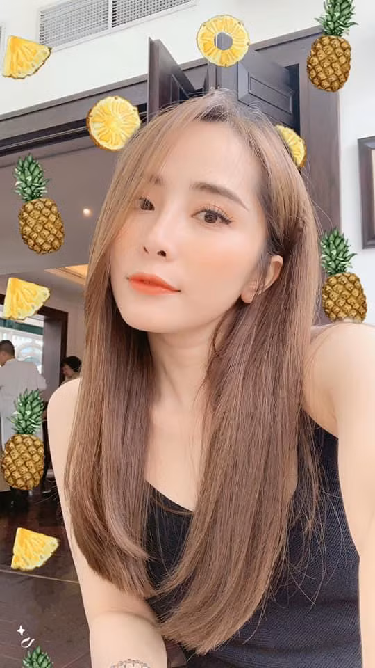 Quỳnh Nga sinh năm 1988, bắt đầu được khán giả biết đến sau khi trở thành quán quân cuộc thi Miss Audition 2007. Đặc biệt, nhờ thành công của Lập trình cho trái tim, cô trở nên nổi tiếng.