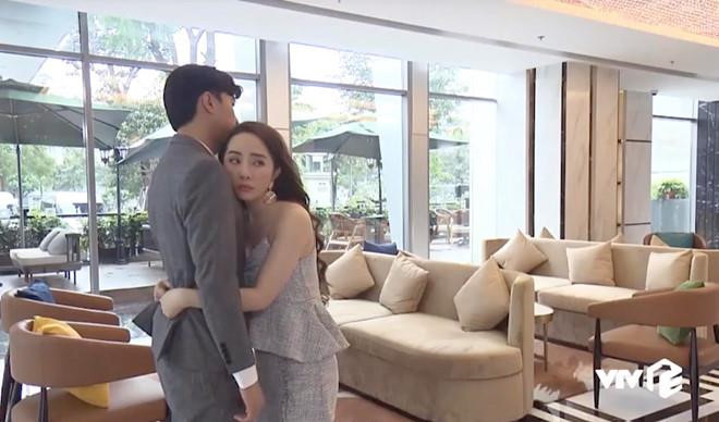 Đoạn trailer của Về nhà đi con được phát hành ngày 16/6 hé lộ nhiều tình tiết mới. Khán giả đặc biệt quan tâm tới chi tiết Quỳnh Nga ôm Quốc Trường. Theo trailer, Vũ (nhân vật của Quốc Trường) không có dấu hiệu đáp lại tình cảm của Quỳnh Nga. Tuy nhiên, nhiều khán giả dự đoán diễn viên 8X đảm nhận vai người thứ ba, có tác động không nhỏ tới mối quan hệ giữa Thư (Bảo Thanh) và Vũ.