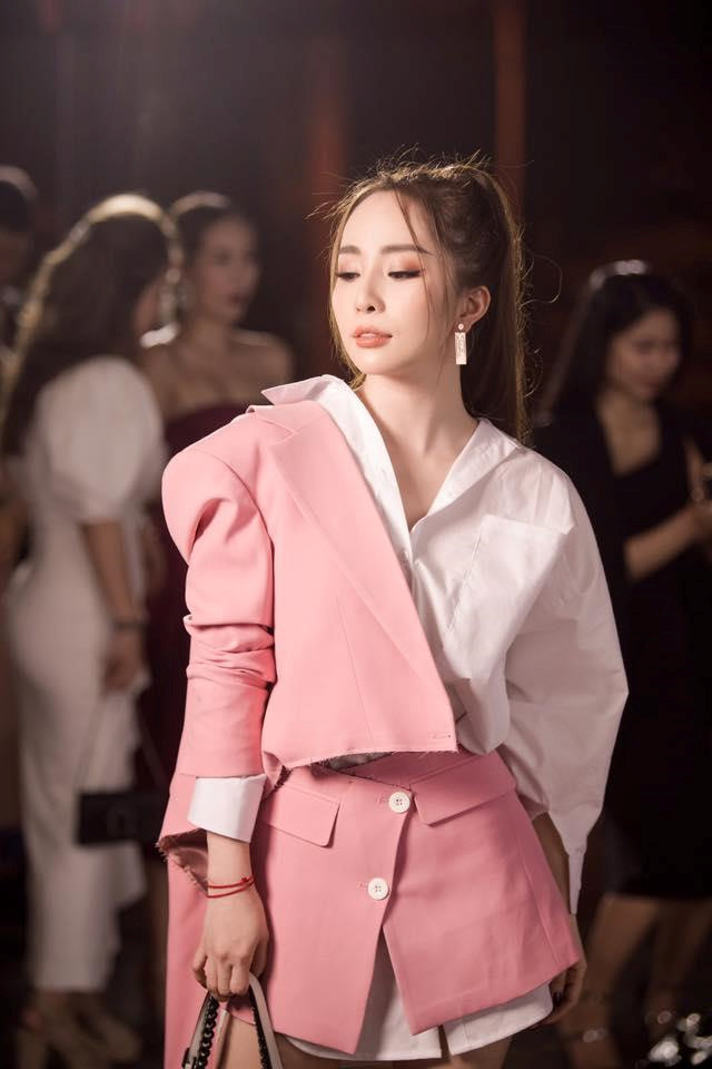 Sự trở lại lần này của Quỳnh Nga trong Về nhà đi con nhận được nhiều sự kỳ vọng bởi đây là vai diễn đầu tiên của cô sau thời gian dài im ắng để chăm sóc cho gia đình.