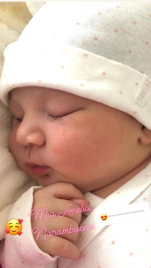 Con gai mang 5 dong mau xinh nhu thien than cua Chung Thuc Quyen