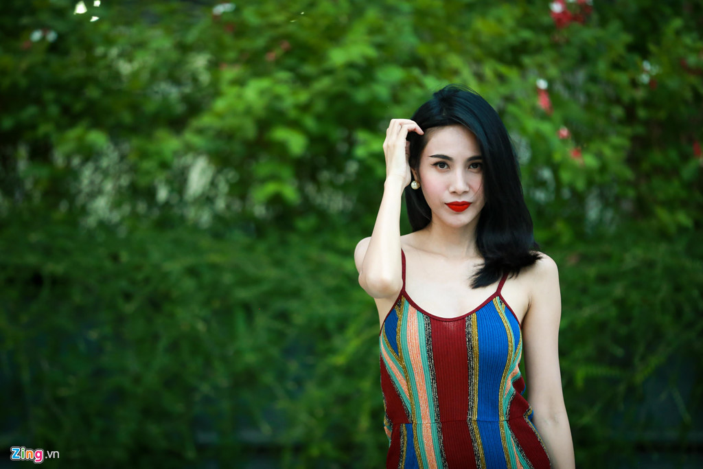 Thủy Tiên tin rằng cuộc sống hay kinh tế ổn định đều xuất phát từ việc mình sống tốt. "Tôi thấy anh Vinh luôn nghĩ và đối xử tốt với mọi người. Vì thế may mắn đến với anh nhiều hơn, anh kiếm tiền dễ. Đối với anh ấy, đôi khi tiền không quan trọng bằng việc được làm công việc mình yêu thích, trong môi trường phù hợp. Còn tôi hay cáu gắt nên ít may mắn hơn", cô cười cho biết.