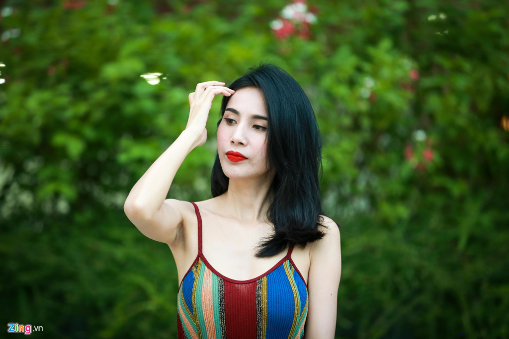 Giọng ca Giấc mơ tuyết trắng cho biết cô vẫn làm việc chăm chỉ và tận hưởng cuộc sống mỗi ngày. Vợ chồng cô thường cùng nhau đi du lịch nước ngoài, ở khách sạn sang trọng. Riêng Thủy Tiên là tín đồ của hàng hiệu. Cô tiết lộ mình từng sở hữu chiếc túi xách đắt giá hàng tỷ đồng.