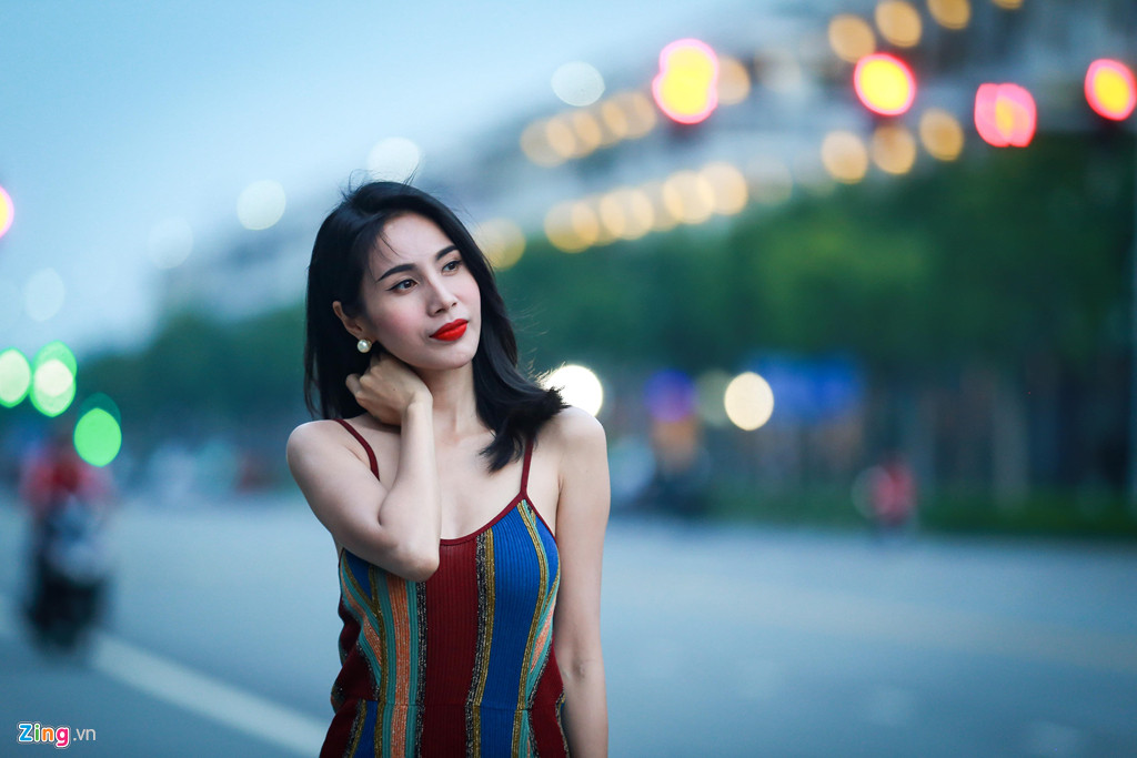 Sau 10 năm gắn bó với Công Vinh, Thủy Tiên cho rằng cả hai đã xây dựng được một tổ ấm đúng nghĩa. "Chúng tôi chăm chỉ làm việc và tích lũy được kinh tế để lo cho tương lai, gia đình hai bên. Ngày đầu gặp anh Vinh, tôi chỉ ước có một căn chung cư, tài sản có 2 tỷ đồng là sống ổn nhưng bây giờ chúng tôi đã xây được biệt thự, có xe hơi 5 tỷ đồng và tài khoản gấp nhiều lần con số tôi ao ước", cô tiết lộ.