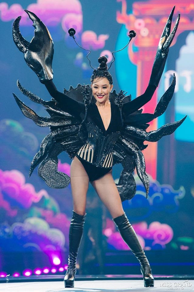 Trang chính thức của Hoa hậu Hòa bình Thái Lan viết: "Cô gái này muốn dùng bộ trang phục hình cua đen để nhắc nhở mọi người ý thức hơn về việc bảo vệ tài nguyên thiên nhiên vùng Krabi, đặc biệt là khu vực Khao Khanab Nam Caves".