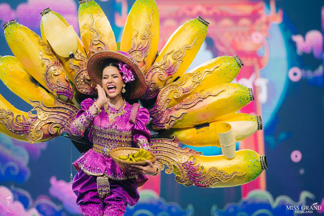 Cô gái đến từ tỉnh Kamphaeng Phet trở thành tâm điểm với thiết kế hình 6 quả chuối kluay khổng lồ. Việc lồng ghép hình ảnh của giống chuối phổ biến tại xứ chùa vàng giúp cô ghi điểm vì tôn vinh nền nông nghiệp nước nhà.