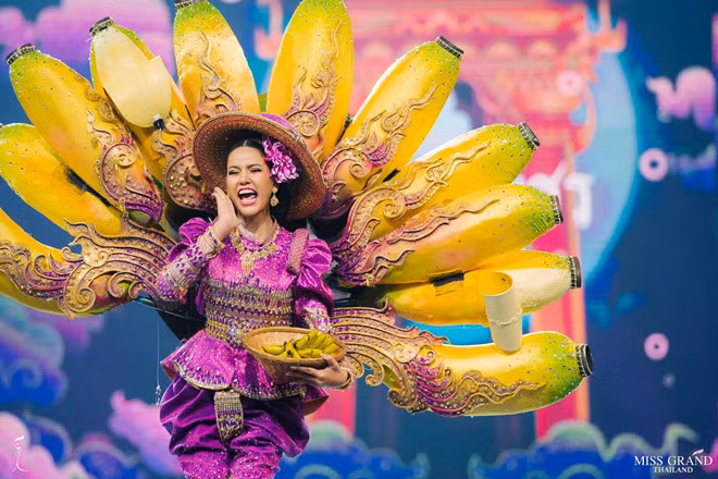 Cô gái đến từ tỉnh Kamphaeng Phet trở thành tâm điểm với thiết kế hình 6 quả chuối kluay khổng lồ. Việc lồng ghép hình ảnh của giống chuối phổ biến tại xứ chùa vàng giúp cô ghi điểm vì tôn vinh nền nông nghiệp nước nhà.