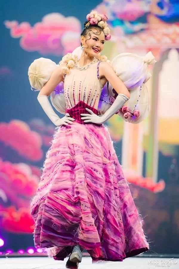 Phần thi trang phục dân tộc được xem là "đặc sản" của Hoa hậu Hòa bình Thái Lan. Nhưng khác với những năm trước, thí sinh năm nay sáng tạo hơn cả khi biến tấu hình ảnh của gia vị là tỏi thành một thiết kế thể hiện chất riêng của mình.