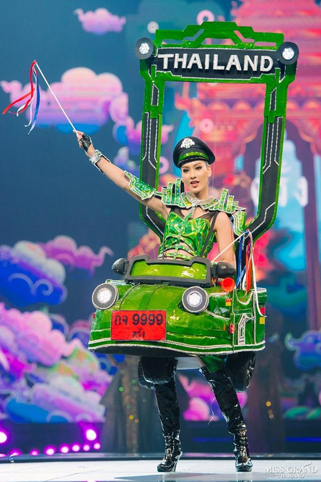 Trang phục hình xe tuk tuk của thí sinh này làm gợi nhớ đến bộ cánh tương tự giúp Hoa hậu Aniporn Chalermburanawong của Thái chiến thắng phần thi trang phục dân tộc tại Miss Universe 2015.