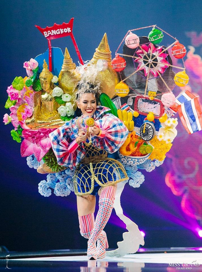 Cảm hứng từ hình ảnh của Thái Lan với nhiều khía cạnh về du lịch, văn hóa, truyền thống và lối sống được thể hiện qua bộ trang phục của thí sinh đại diện tỉnh Samut Prakan. Thiết kế được khen bắt mắt và sáng tạo.