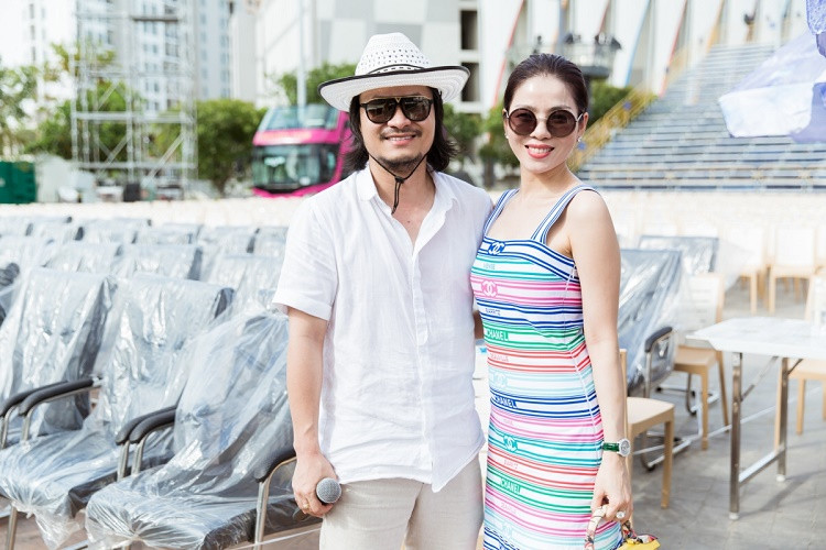 Không chỉ xuất hiện với bộ cánh Chanel kết hợp cùng chiếc túi da cá sấu đắt đỏ, nữ ca sĩ còn đeo bộ trang sức lên tới hàng tỷ đồng với nhẫn, đồng hồ, dây chuyền và bông tai kim cương.