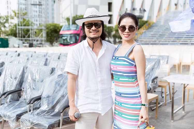 Không chỉ xuất hiện với bộ cánh Chanel kết hợp cùng chiếc túi da cá sấu đắt đỏ, nữ ca sĩ còn đeo bộ trang sức lên tới hàng tỷ đồng với nhẫn, đồng hồ, dây chuyền và bông tai kim cương.