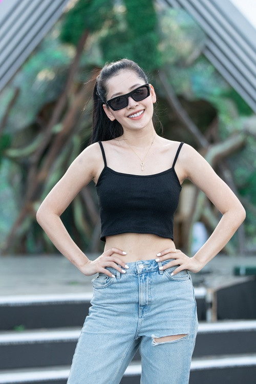 Chi Pu diện trang phục khỏe khoắn, năng động.