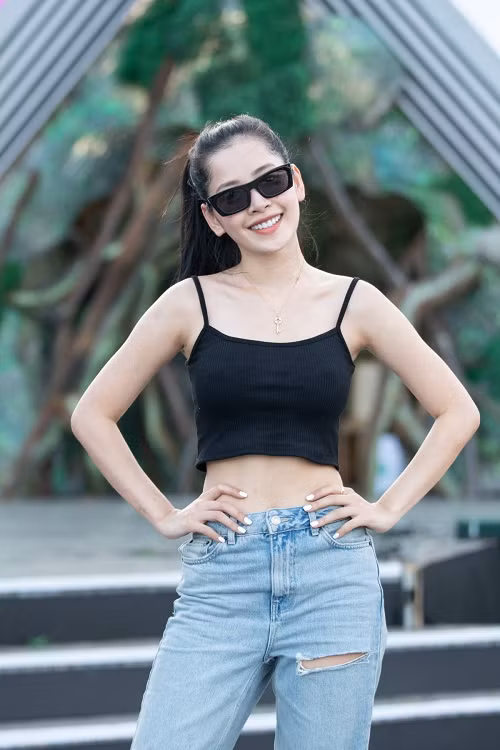 Chi Pu diện trang phục khỏe khoắn, năng động.