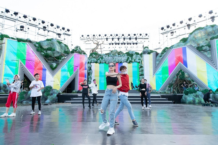 Được biết ca sĩ Chi Pu sẽ lần đầu tiên thể hiện ca khúc mới của mình trên sân khấu. Cô tin tưởng chọn đêm chung kết Miss World Việt Nam để thể hiện ca khúc này.