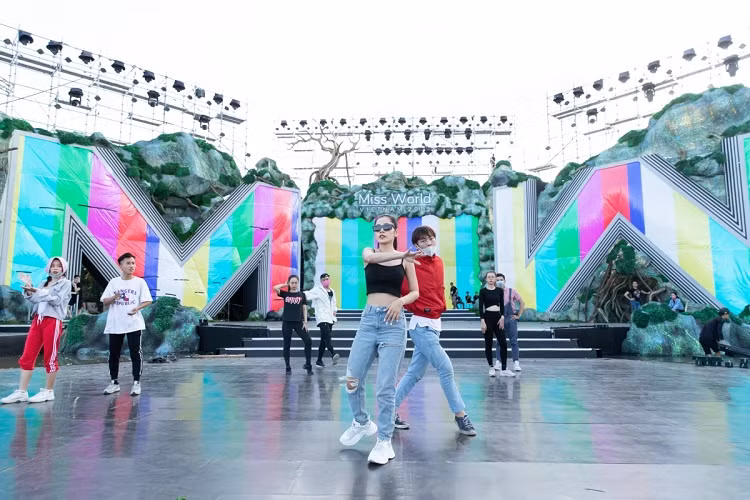 Được biết ca sĩ Chi Pu sẽ lần đầu tiên thể hiện ca khúc mới của mình trên sân khấu. Cô tin tưởng chọn đêm chung kết Miss World Việt Nam để thể hiện ca khúc này.