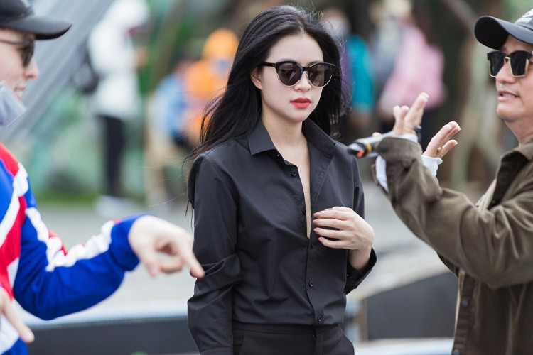 Hoàng Thùy Linh xuất hiện với cây đen trong buổi tập.