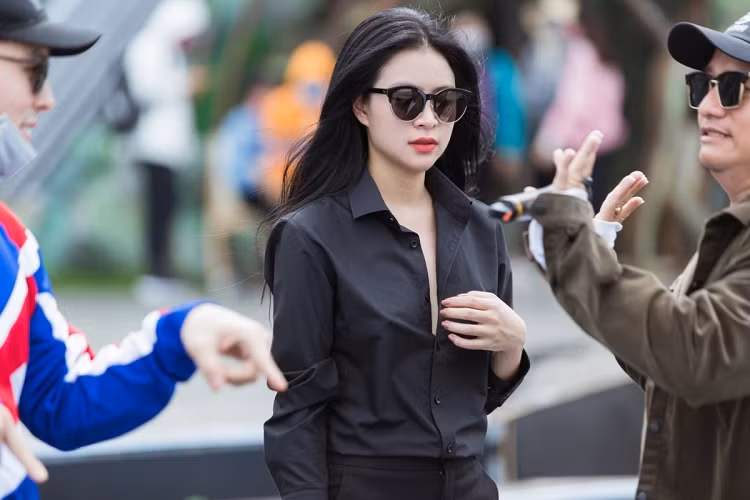 Hoàng Thùy Linh xuất hiện với cây đen trong buổi tập.