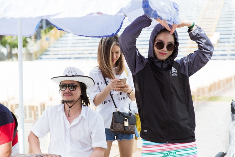 Tuy vậy, để tránh thời tiết nắng nóng, Lệ Quyên che chắn kín bưng. Cô cũng tạo dáng nhí nhảnh trong buổi tổng duyệt.