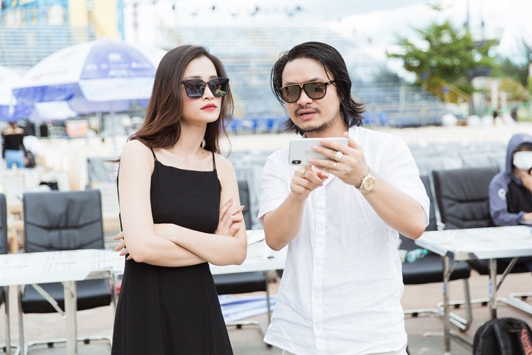 Đông Nhi bàn bạc cùng Tổng đạo diễn Hoàng Nhật Nam để tiết mục đạt được hiệu ứng sân khấu tối đa.