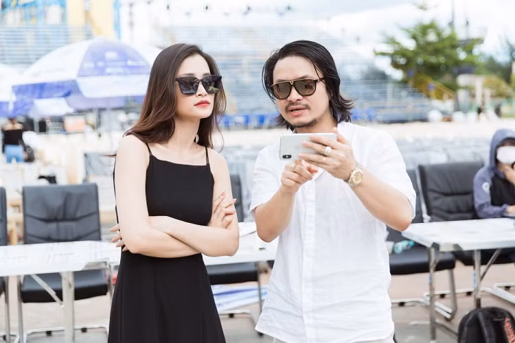 Đông Nhi bàn bạc cùng Tổng đạo diễn Hoàng Nhật Nam để tiết mục đạt được hiệu ứng sân khấu tối đa.