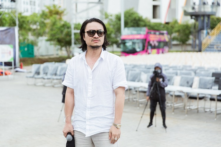 Tổng đạo diễn Hoàng Nhật Nam chia sẻ, sân khấu Miss World Việt Nam được thiết kế khoáng đạt, phóng khoáng, thể hiện sự trẻ trung và tươi mới, mang yếu tố thiên nhiên. Đêm chung kết diễn ra vào ngày 3/8, được truyền hình trực tiếp trên kênh VTV1.