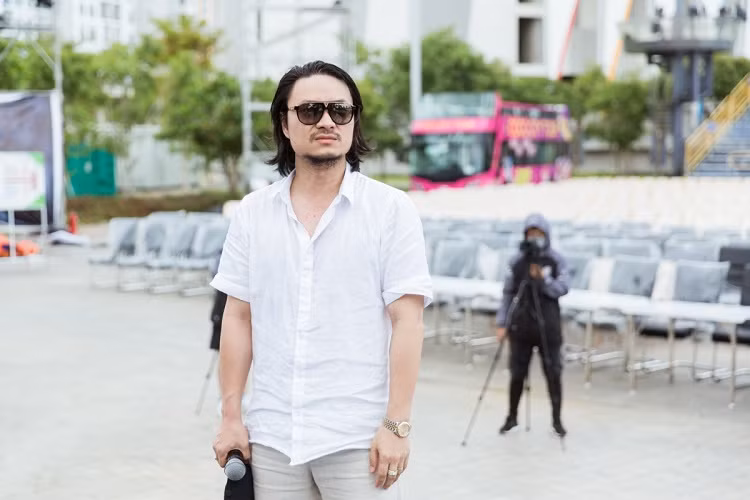 Tổng đạo diễn Hoàng Nhật Nam chia sẻ, sân khấu Miss World Việt Nam được thiết kế khoáng đạt, phóng khoáng, thể hiện sự trẻ trung và tươi mới, mang yếu tố thiên nhiên. Đêm chung kết diễn ra vào ngày 3/8, được truyền hình trực tiếp trên kênh VTV1.