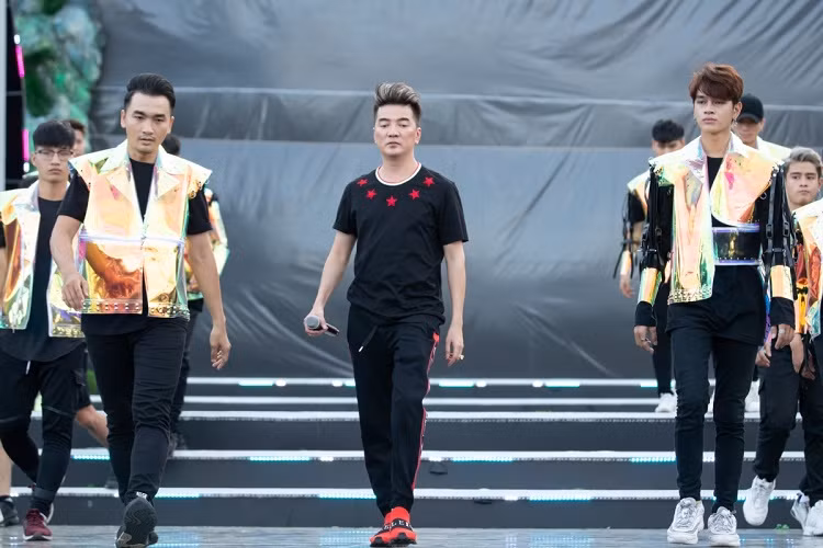 Anh miệt mài tập luyện dù sức khoẻ không tốt do lịch diễn dày đặc.