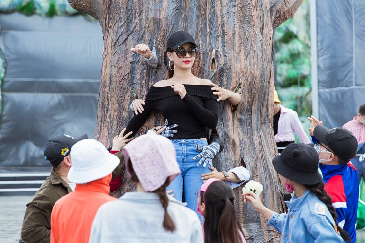 Ca sĩ Ái Phương xuất hiện với bộ cánh trẻ trung, khoe vai trần quyến rũ trong buổi tập.