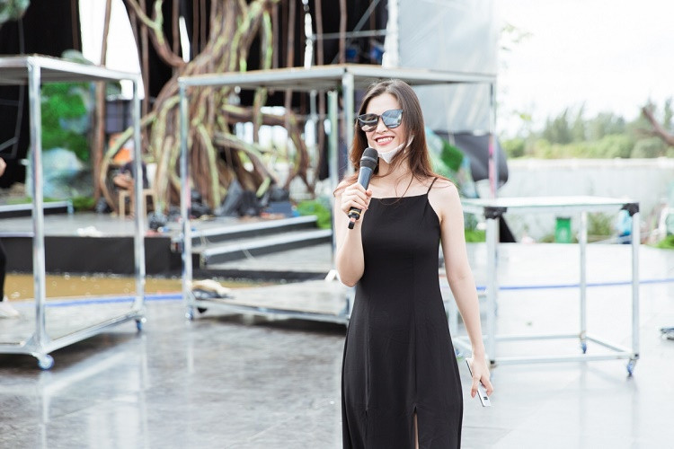 Ca sĩ Đông Nhi sau tin vui đã nhận lời cầu hôn của bạn trai cũng góp mặt tại chương trình tổng duyệt Miss World Việt Nam. Được biết trong đêm chung kết, Đông Nhi sẽ thể hiện 2 hit hứa hẹn gây “bão”.