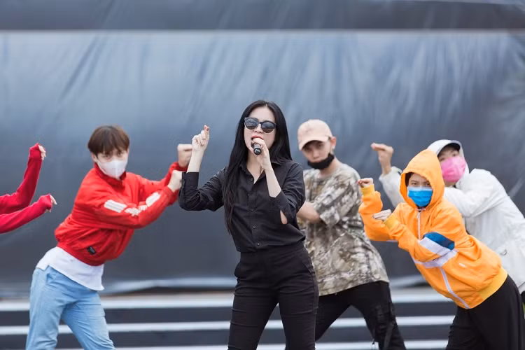 Ban tổ chức tiết lộ, Hoàng Thuỳ Linh sẽ thể hiện ca khúc cực hot để mở đầu cho phần thi Dances of Việt Nam của các thí sinh.