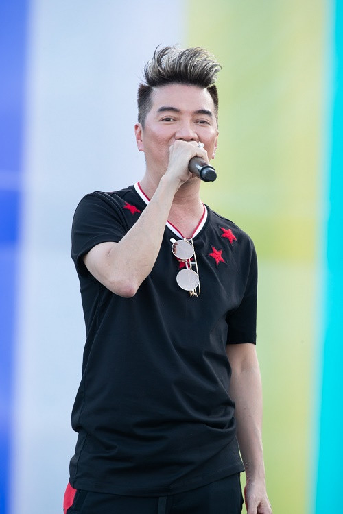 Nam ca sĩ khuấy động bầu không khí bởi hai ca khúc cực kỳ sôi động.