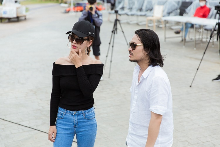 Cô tập trung hết sức để bàn bạc ý tưởng mới cùng Tổng đạo diễn Hoàng Nhật Nam.