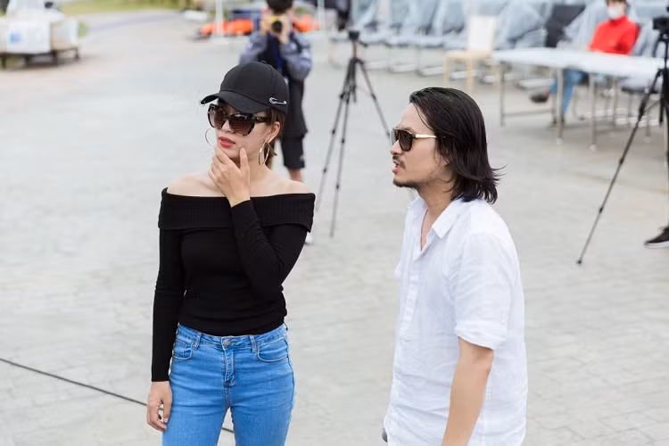 Cô tập trung hết sức để bàn bạc ý tưởng mới cùng Tổng đạo diễn Hoàng Nhật Nam.