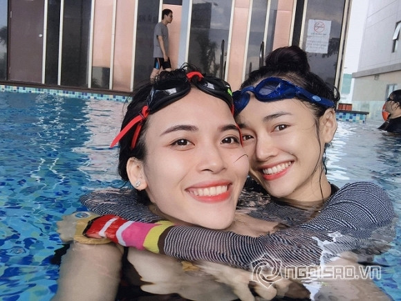 Kể từ kết hôn cùng danh hài Trường Giang, cuộc sống của nữ diễn viên Nhã Phương càng nhận được nhiều sự chú ý từ công chúng lẫn truyền thông. Nhất cử nhất động của cô đều lọt vào tầm ngắn. Chính vì thế, Nhã Phương rất ý tứ trong việc giữ gìn hình ảnh của mình.