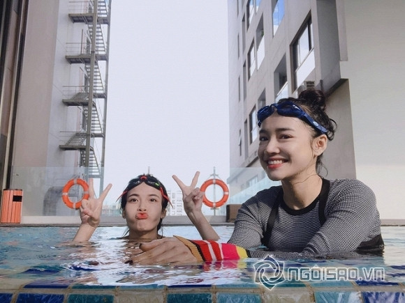 Không chỉ thế, nữ diễn viên còn khéo léo chỉ chụp phần thân trên, không chụp toàn thân để tránh phô bày những điểm nhạy cảm. Giữ hình ảnh như Nhã Phương quả thật có một không hai, đến đi tắm hồ bơi vẫn khó có thể thoải mái tận hưởng.