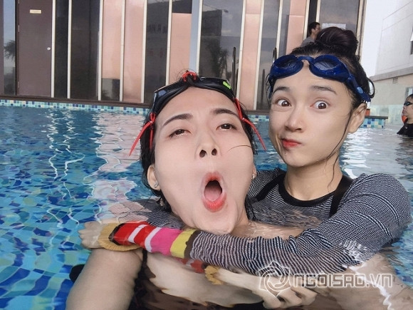 Điều này dường như được chứng minh trong loạt ảnh mới nhất của Nhã Phương bên bạn bè.