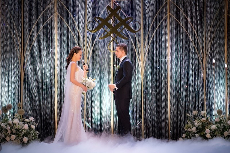 Trước sự chứng kiến đông đủ của gia đình, bạn bè thân thiết, Phương Mai khóc thổ lộ: “Anh yêu Marcin! Giây phút này, em biết mình là cô gái may mắn nhất thế giới. Bởi nhờ anh, cuối cùng em cũng hiểu thế nào là tình yêu đích thực. Mỗi ngày em đều cảm ơn ông trời vì đã mang anh đến bên em. Em hứa sẽ luôn yêu anh, ở bên anh trong mỗi khoảnh khắc của cuộc sống với vai trò là người bạn đời của anh. Em yêu anh”.