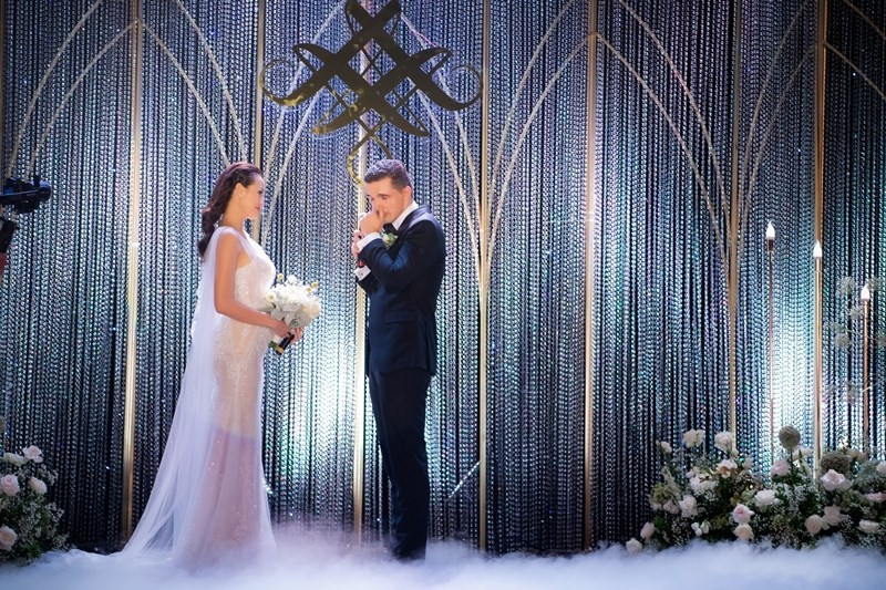 Lời hứa của Phương Mai đã khiến chú rể Marcin xúc động. Anh nói: “Mai, khi anh gặp em, em luôn là một cô gái mạnh mẽ. Anh rất muốn nói với em điều đó. Và từ giờ phút này, anh hứa sẽ chăm sóc, yêu thương em cho đến hết cuộc đời. Anh yêu em”.