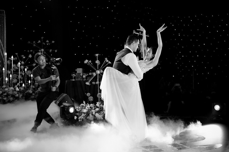 Cặp đôi mong rằng, hôn nhân của họ cũng ngọt ngào, say đắm như chính điệu nhảy. Để khuấy động thêm buổi tiệc, chú rể Marcin mời mẹ đẻ lên khiêu vũ, còn Phương Mai đến từng bàn tiệc kéo bạn bè hoà mình vào giai điệu âm nhạc lãng mạn.