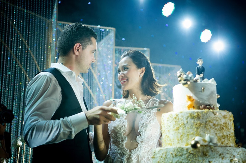 Trong ngày khoác áo cô dâu, Phương Mai đeo bộ trang sức bằng vàng trắng 18K và kim cương tự nhiên với trị giá là hơn 1,4 tỷ đồng, gồm nhẫn 884 triệu đồng, dây chuyền gần 300 triệu đồng và đôi hoa tai 224 triệu đồng.