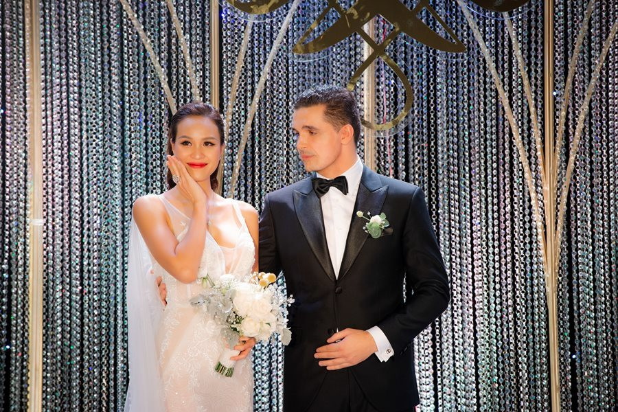 Tại tiệc cưới, Phương Mai còn chuẩn bị đoạn video ngắn trình chiếu kể về việc cô đã thay đổi thế nào từ khi yêu Marcin. Cô tâm sự, cuộc sống trước đây của cô chỉ xoay quanh công việc và những chú mèo. Cô không tin vào tình yêu đích thực cũng như hôn nhân, thậm chí từng nghĩ mình sẽ ‘ở vậy’ cho đến hết đời cùng những chú mèo. Nhưng Marcin xuất hiện như một hoàng tử vừa đẹp trai, vừa đáng yêu.