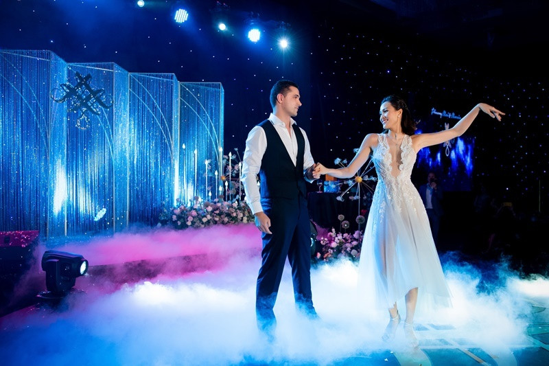 Ở phần cuối của tiệc cưới, Phương Mai và chồng Tây cùng đắm đuối trong điệu nhảy Rumba. Cả hai đã dành khoảng 2 tháng để tập nhảy dưới sự hướng dẫn của Daniel – Quán quân Bước nhảy hoàn vũ và cũng là người bạn thân 6 năm qua của cô dâu. Nữ MC nói rằng, đây là điệu nhảy đầu tiên của cô và Marcin với tư cách là vợ chồng của nhau.