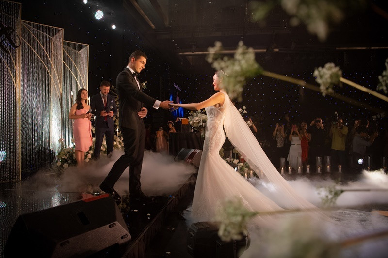 Không giống như bất cứ hôn lễ nào của các sao Việt, Phương Mai một mình tiến vào lễ đường, nơi chú rể Marcin đứng chờ với nụ cười rạng rỡ trên môi.