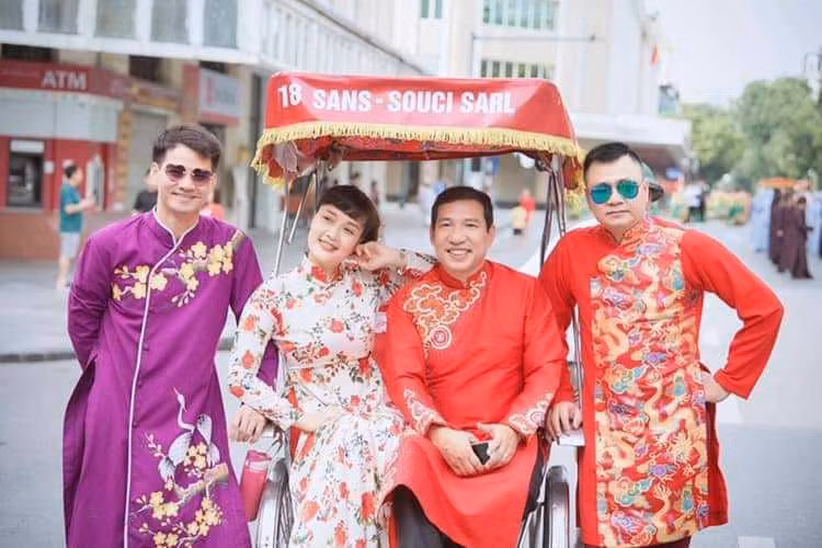 Năm 2000, hai nghệ sĩ 7x tạo tiếng vang lớn khi cùng tham gia chương trình Gặp nhau cuối tuần. Kể từ đó, mỗi khi nhắc đến Tự Long không thể không nhắc đến Xuân Bắc và ngược lại.