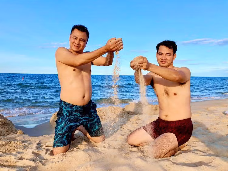 Trên trang cá nhân, hiếm khi mà Xuân Bắc chia sẻ ảnh bên vợ, nhưng lại không thiếu những bức hình của anh khi đi chơi, đi làm cùng Tự Long. Nhiều cư dân mạng đùa rằng nếu không biết hai danh hài đã có vợ, chắc nhiều người sẽ hiểu nhầm họ đang yêu nhau.